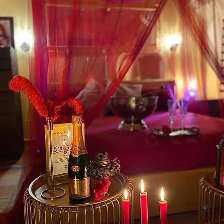 Red Impression - In The Center Apartment